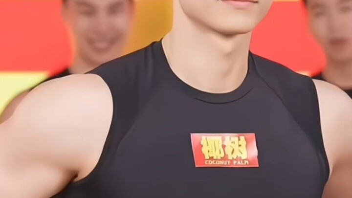 في غرفة البث المباشر بأكملها، نظرته ثابتة وحازمة كأنه جاء لامتحان الخدمة المدنية.