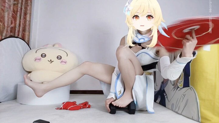 Xingmei performs for everyone: balancing on one leg while holding a dumbbell and twirling a handkerc