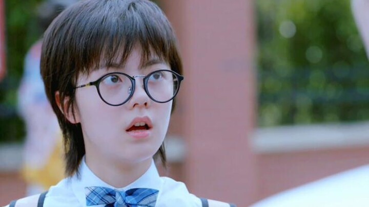 เด็กเรียนตัวท็อปหลงรักเธอสุดหัวใจ คุณพ่อเบนเข็มมาจีบ คุณแม่ก็ไม่ขัดข้อง แต่ลูกสาวกลับไม่รู้เรื่องอะไ