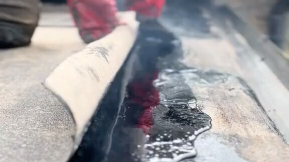 Với ban công lớn, dùng màng bitum để chống thấm vẫn là lựa chọn tốt nhất: trông truyền thống nhưng h