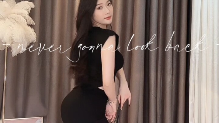 Rok sutra hitam dengan sepatu hak tinggi