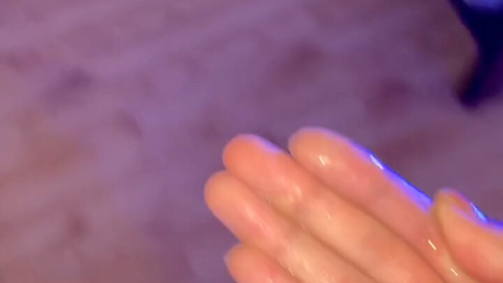 对镜撒水变装 流量密码我来晚了吗？