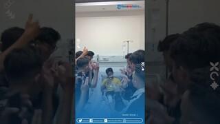 Kelakuan Cowok Ketika Jenguk Temannya yang Sakit! Menolak Sedih, Malah Diajak Tiktokan
