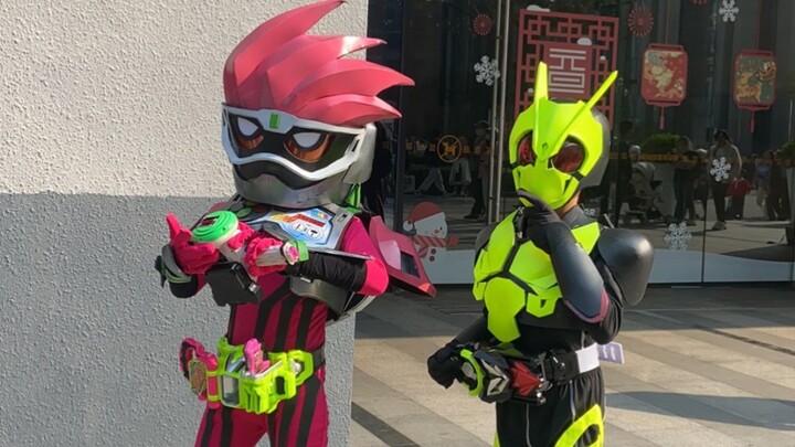 Children's Kamen Rider cosplay little doctor and 01