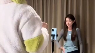 当女生让男朋友教他跳舞，没想到反转来的这么快？手脚不协调的她，和她灵活的男朋友