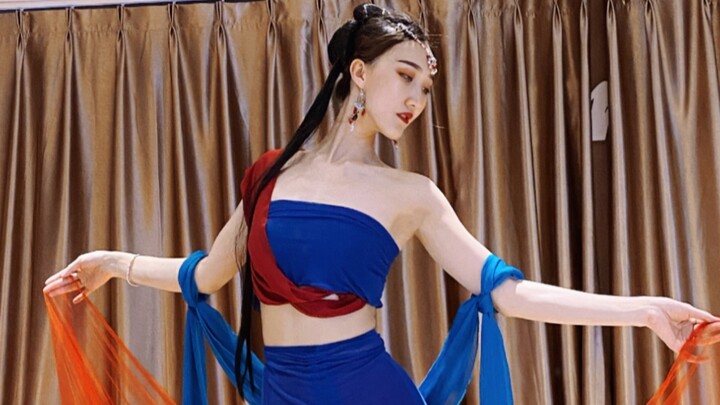 I came into this world just to steal hearts. Original choreography by Yunqi Dance Studio—a dark-styl