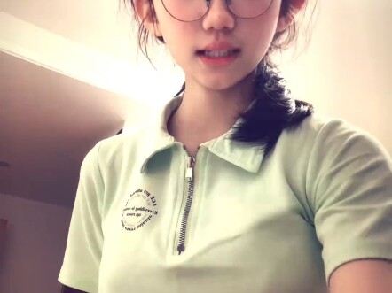 ชุดนักเรียนหญิงมัธยมต้น