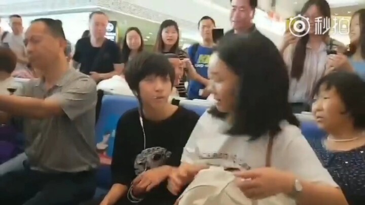 【เหอกุ่ยหลิน】ช็อกไปเลย ไอดอลน้อยถูกคนทั่วไปแอบถ่าย แต่ปฏิกิริยาแรกกลับเป็นการรีบบอกคุณแม่ของตัวเอง น
