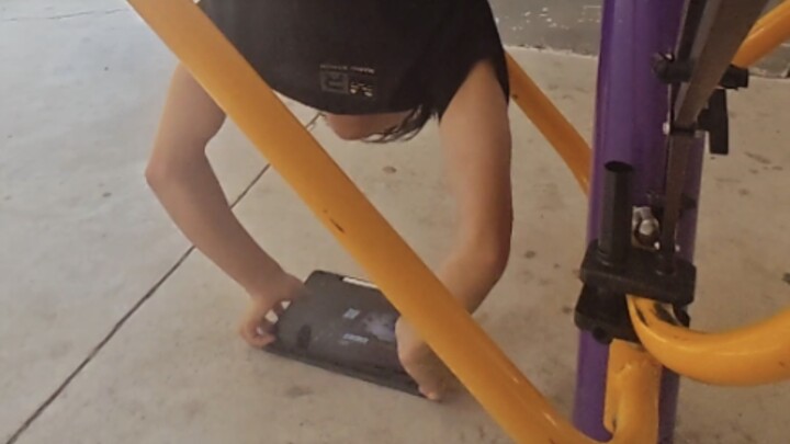 فتاة الهرة التي تضرب باليدين المعكوستين قد أتت فعلًا!