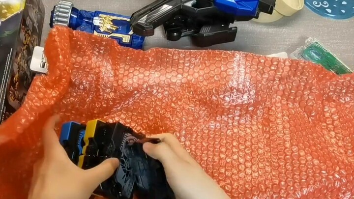 แกะกล่อง Kamen Rider 1200 Lucky Bag! สินค้าขนาดใหญ่สามารถออกมาจากกล่องเล็ก ๆ ได้หรือไม่? - -