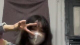 A junior girl from Anhui University danced to Girls' Generation's choreography "Oh!" in her dormitor