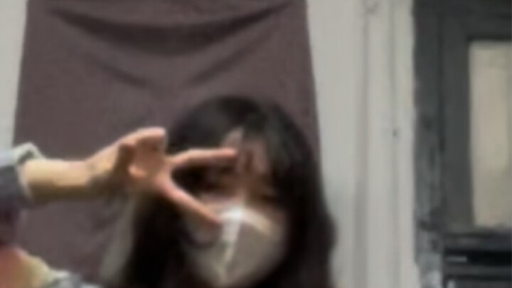 A junior girl from Anhui University danced to Girls' Generation's choreography "Oh!" in her dormitor