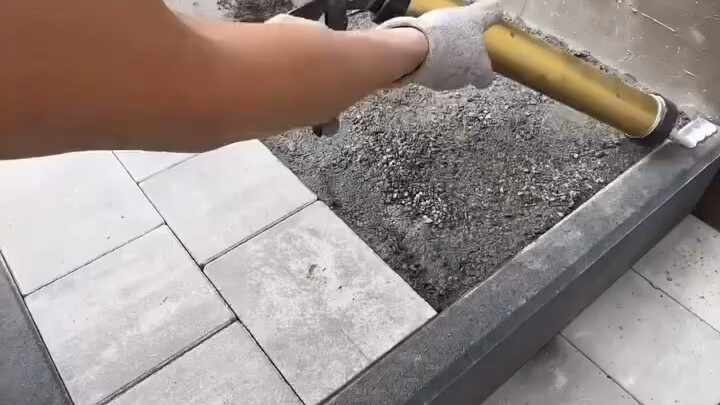 Pengalaman Imersif Proses Pemasangan Ubin Halaman