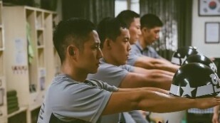 Di kamp militer Korea Selatan, para veteran menindas rekrutan secara sembarangan, dan rekrutan terse