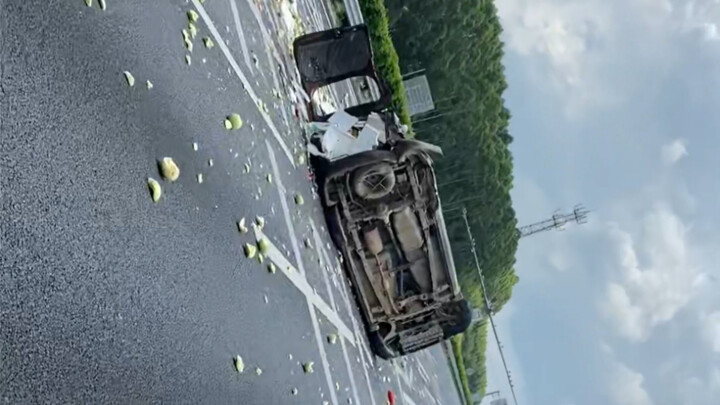 First time witnessing a massive high-speed tire blowout—everyone was stunned!