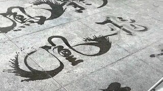 Lelaki tua itu menulis di tanah dan mengejutkan orang-orang yang lewat. Tulisan dan lukisannya indah