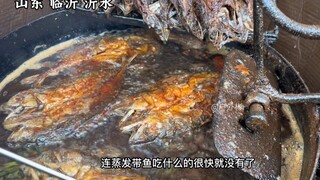 A "weird old man" on the roadside in Shandong sells fried sea fish for 3 yuan each, which is very po