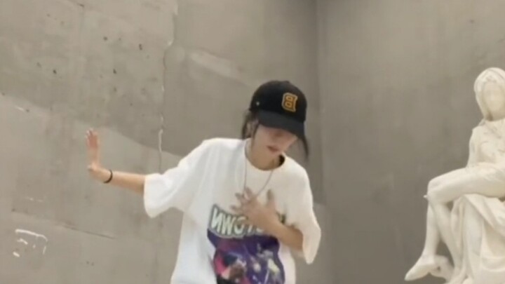 [Qiao Yiyu] I heard that there is a dance to the song "Zha" in Chuang 5. Let's take a look at Qiao Y