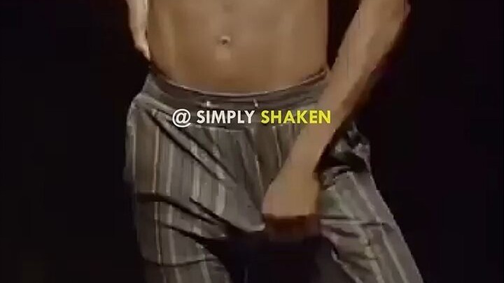 เอ๋ เอ๋ เอ๋ อยู่บนเวทีนี่นา จะทำอะไรนะ?