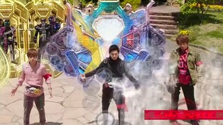 Melihat beberapa orang yang bertransformasi bersama di Kamen Rider, edisi keempat