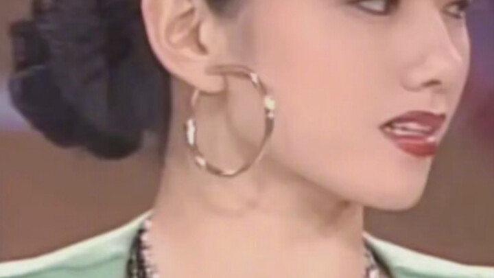 You were so beautiful as a child! You must’ve been the prettiest girl around here! [Yang Liping / Pe