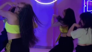 [Latihan Tari Harian] Cover dance Triple H-"Retro Future" yang dikoreografikan oleh Orange