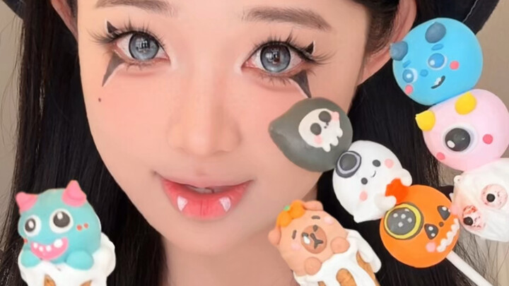Saat Halloween tentu saja harus makan permen!