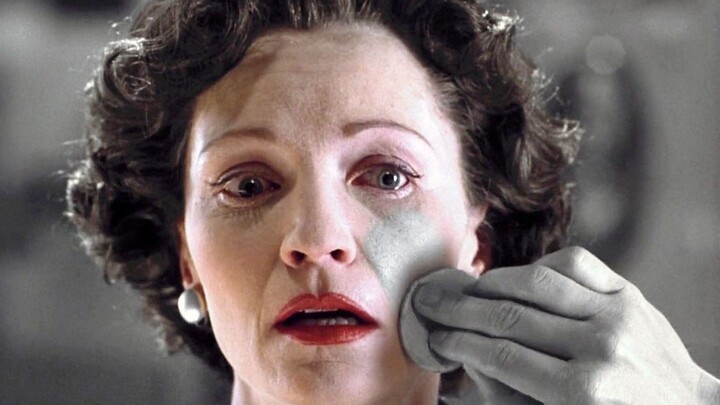 ในโลกขาวดำ สีสันคือความแปลกแยก ผู้หญิงหลากสีต้องทาแค่สีขาวดำแล้วถึงจะออกไปข้างนอกได้! ดูหนังแฟนตาซีเ