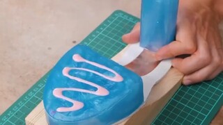 Đôi giày này trông có vẻ không thoải mái.