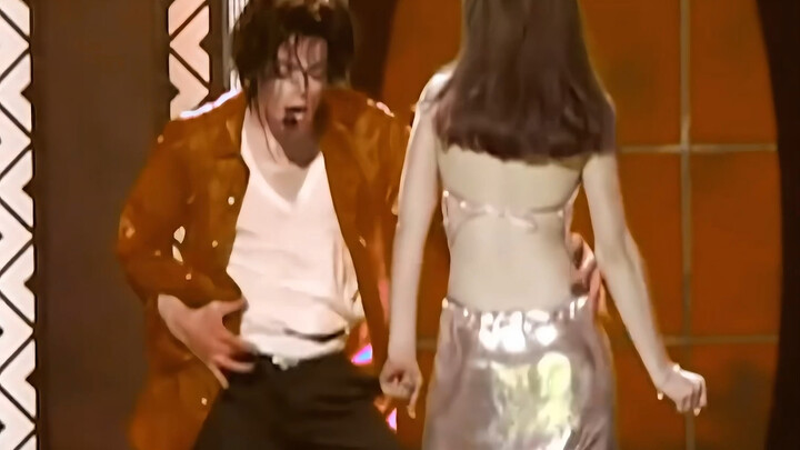 #مايكل جاكسون وعارضات عالميات يقدّمن أداءً مذهلاً لرقصة “هزّة الظهر في القرن”