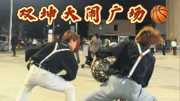 تم العثور على اثنين من عشاق آي كون في الساحة، يمارسون حركات إبداعية للإسناد على الجبل الحديدي