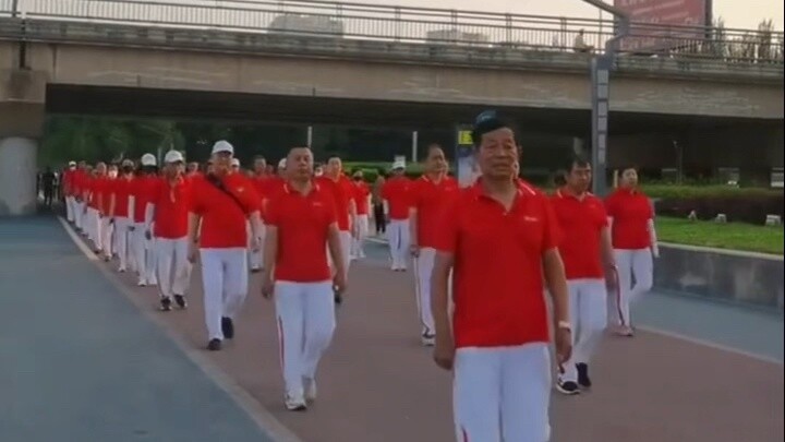 الآن، تجتمع مجموعات المشي العنيف تحت ستار اللياقة البدنية دون خوف...