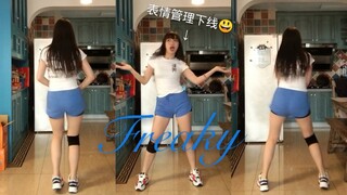 [تلميذ] غريب! يومٌ في المنزل أرقص فيه على أنغام هيونا مع نودلز الحلزون.