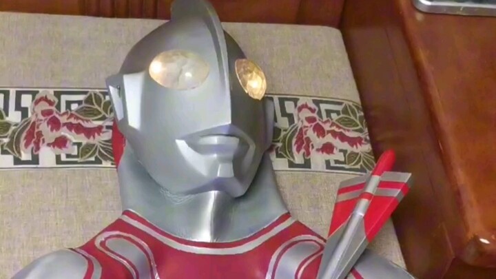 Proses pemakaian casing kulit Ultraman Jack! (Ritsletingnya hampir macet)