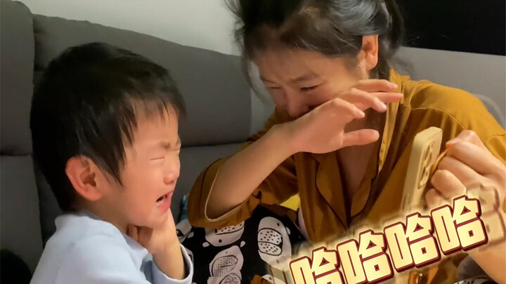 Bé ngủ dậy khóc mãi không ngừng, mẹ tinh ý phát hiện bé bị vẹo cổ; sau khi thử vài động tác, mẹ bật 