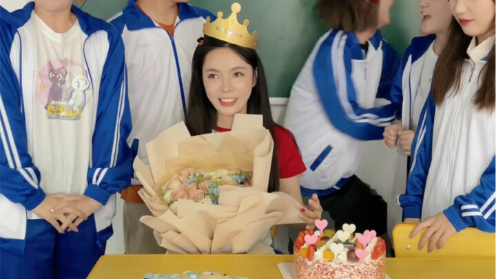 Thậm chí mỗi người chỉ được chia một miếng kem nhỏ từ chiếc bánh đó thôi～