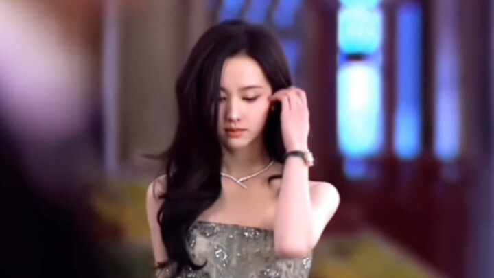 I won’t let anyone still haven’t seen Chen Duling’s breathtaking comeback look as the “white moonlig