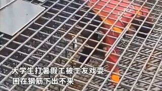 Sinh viên đại học đi làm thêm mùa hè bị đồng nghiệp công trường trêu đùa, mắc kẹt dưới đống thép khô