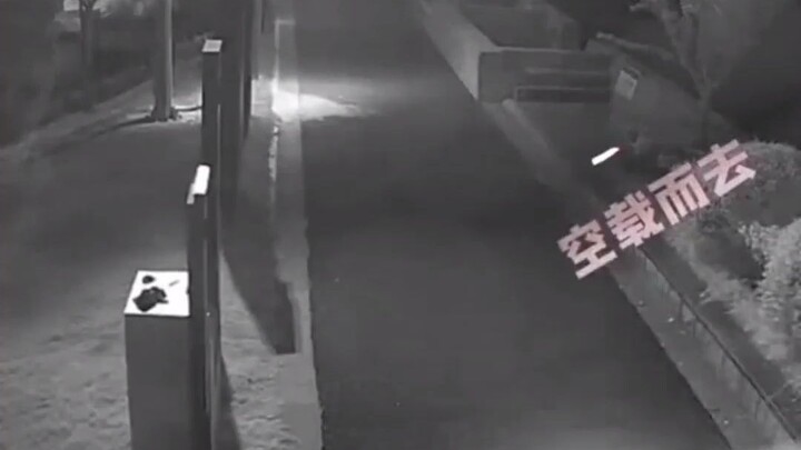 Bạn bảo anh ta siêng thì anh ta đi ăn trộm; còn bảo anh ta lười thì đêm hôm đó anh ta đã nạo hết 300