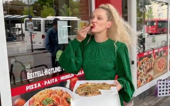 One of life’s greatest pleasures: eating on the go 🍕