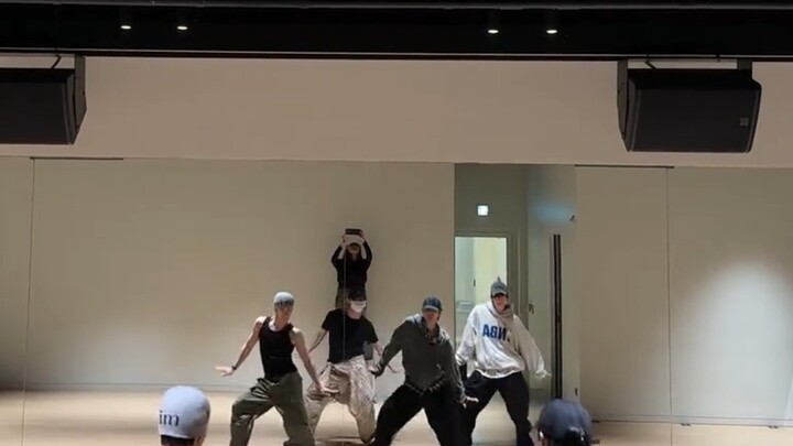 【THE BOYZ】فيديو بروفة مسرحية لرقصة Whiplash جاكوب، يونغهون، كيو، إريك