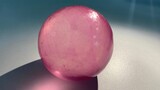 Potong kristal merah muda.