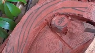Buatlah patung kayu dari idola nenekmu