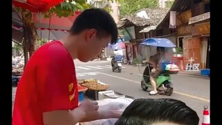 四川雅安。豆腐小哥撞脸马龙，直播中穿红色运动服卖豆腐，有网友称其蹭流量，当事人回应：随他们说吧！直播间人数是涨了，豆腐销量基本没有变化。