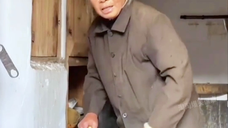 野村孤影倚寒门，游子他乡粥可温。昔日承欢膝下绕，而今白发守黄昏。