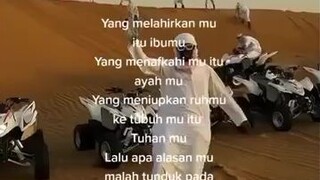 jangan salfok sama mas nya yg di belakang 🗿