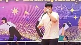 هل سيحقق نجاحًا إذا غنيت أغنية ماثيو الرئيسية في مسابقة الغناء الثانوية؟
