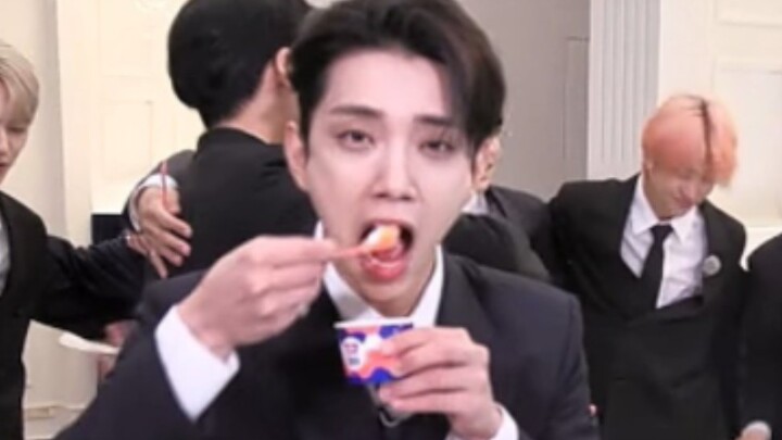 【SEVENTEEN】Hãy thừa nhận đi, bạn đang hâm mộ một nhóm nghệ sĩ hài