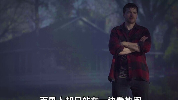 رجل يربط قنابل كثيرة على الشجرة، ثم يرفع بندقيته ويطلق النار، فتأتي الرصاصات مُصوَّبةً نحوه.