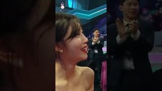 Lee Mi Joo did not wear shoes while receiving the award #shorts #leemijoo #hangoutwithyoo #mbc